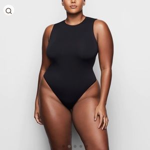 Skims ESSENTIAL CREW NECK SLEEVELESS BODYSUIT